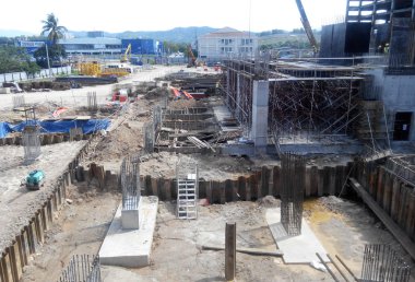 İnşaat alanında concreted beton yığını kap 