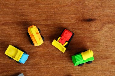 İnşaat ağır makine ahşap doku arka plan üzerinde sentetik kauçuk yapılmış minyatür modeli. 