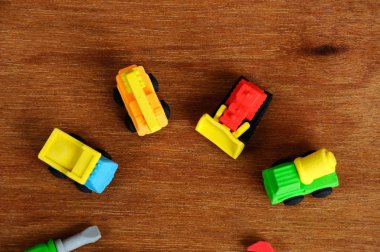 İnşaat ağır makine ahşap doku arka plan üzerinde sentetik kauçuk yapılmış minyatür modeli. 