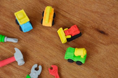 Ahşap doku arka plan üzerinde sentetik kauçuk yapılmış inşaat ağır makine ve inşaat araçları, minyatür modeli. 