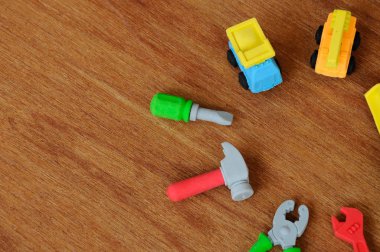 Ahşap doku arka plan üzerinde sentetik kauçuk yapılmış inşaat ağır makine ve inşaat araçları, minyatür modeli. 