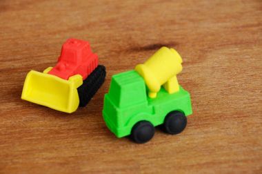 İnşaat ağır makine ahşap doku arka plan üzerinde sentetik kauçuk yapılmış minyatür modeli. 