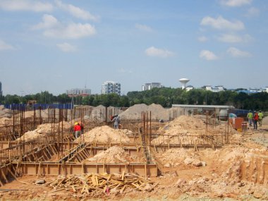 Bina zemin ışın takviye bar ve inşaat işçileri tarafından yerinde fabrikasyon iş formu.