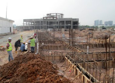 Bina zemin ışın takviye bar ve inşaat işçileri tarafından yerinde fabrikasyon iş formu.