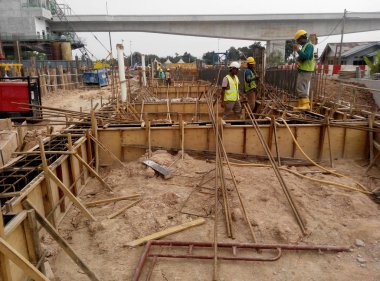 Bina zemin ışın takviye bar ve inşaat işçileri tarafından yerinde fabrikasyon iş formu.