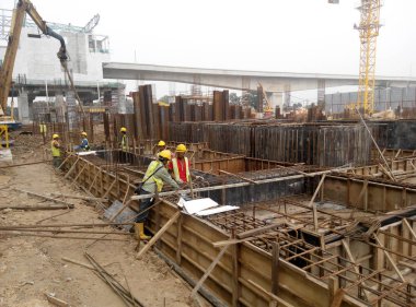 Bina zemin ışın takviye bar ve inşaat işçileri tarafından yerinde fabrikasyon iş formu.