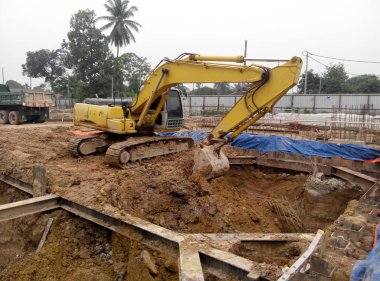 Toprak inşaat sahasında kazmak için kullanılan tarak makinası