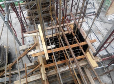  Şantiyede beton sütunu çelik takviye çubuğu 