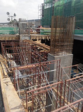  Şantiyede beton sütunu çelik takviye çubuğu 