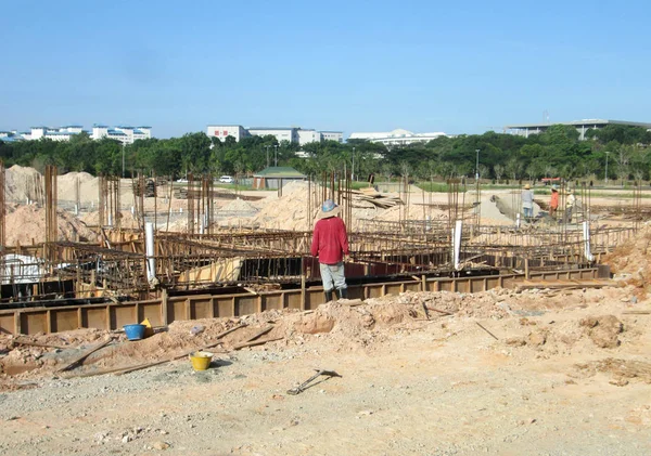 Construção de barra de reforço de viga de terra e trabalho de forma fabricado no local por trabalhadores da construção . — Fotografia de Stock