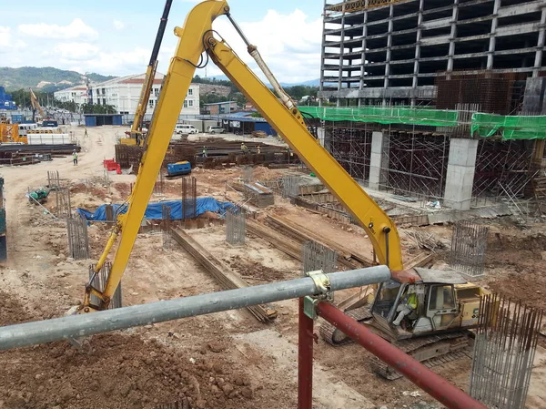 Toprak inşaat sahasında kazmak için kullanılan tarak makinası