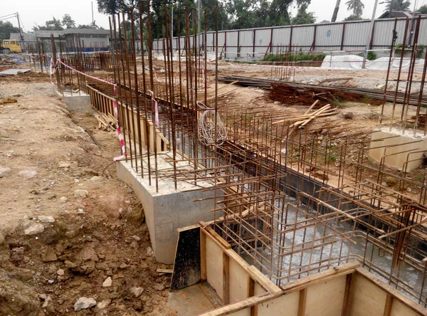 Building ground beam reinforcement bar and form work fabricated at site by construction workers. — Stock Photo, Image