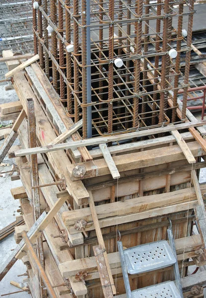 Columna de hormigón barra de refuerzo de acero en el sitio de construcción — Foto de Stock