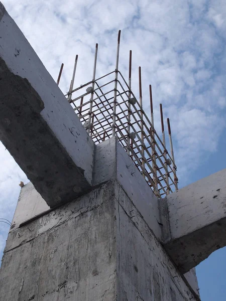 Barre d'armature en acier de colonne de béton sur le chantier de construction — Photo