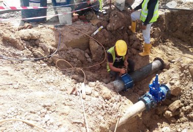  İnşaat İşçileri yeraltı boru sabitleme