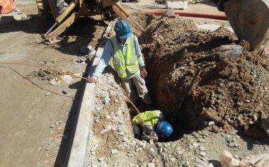  İnşaat İşçileri yeraltı boru sabitleme