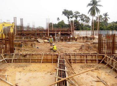 Kuala Lumpur, 17 Eylül 2015: Bina zemin ışın takviye çubuğu ve yerinde inşaat işçileri tarafından fabrikasyon kalıp. Beton mühendis tarafından memnun sonra içine dökülür. 