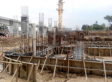 Kuala Lumpur, 17 Eylül 2015: Bina zemin ışın takviye çubuğu ve yerinde inşaat işçileri tarafından fabrikasyon kalıp. Beton mühendis tarafından memnun sonra içine dökülür. 