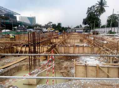 Kuala Lumpur, 17 Eylül 2015: Bina zemin ışın takviye çubuğu ve yerinde inşaat işçileri tarafından fabrikasyon kalıp. Beton mühendis tarafından memnun sonra içine dökülür. 
