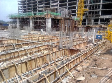 Kuala Lumpur, 17 Eylül 2015: Bina zemin ışın takviye çubuğu ve yerinde inşaat işçileri tarafından fabrikasyon kalıp. Beton mühendis tarafından memnun sonra içine dökülür. 