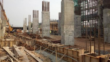 Kuala Lumpur, 17 Eylül 2015: Bina zemin ışın takviye çubuğu ve yerinde inşaat işçileri tarafından fabrikasyon kalıp. Beton mühendis tarafından memnun sonra içine dökülür. 