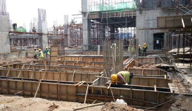 Kuala Lumpur, 17 Eylül 2015: Bina zemin ışın takviye çubuğu ve yerinde inşaat işçileri tarafından fabrikasyon kalıp. Beton mühendis tarafından memnun sonra içine dökülür. 