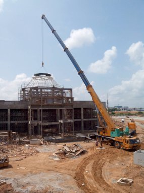 Kuala Lumpur, Malezya-11 Ekim 2016: Vinçler-Mobil vinç ağır malzeme inşaat alanındaki kaldırma için kullanılan ağır makine olduğunu. Malzeme güçlü ve ağır görev kablosu kullanarak asmak oldu.  