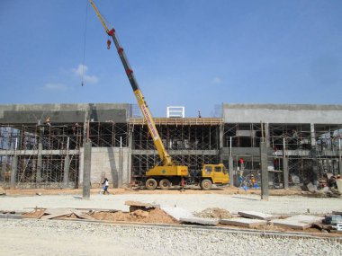 Kuala Lumpur, Malezya-11 Ekim 2016: Vinçler-Mobil vinç ağır malzeme inşaat alanındaki kaldırma için kullanılan ağır makine olduğunu. Malzeme güçlü ve ağır görev kablosu kullanarak asmak oldu.  