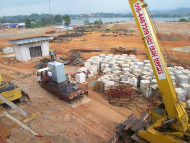 Kuala Lumpur, Malezya-11 Ekim 2016: Vinçler-Mobil vinç ağır malzeme inşaat alanındaki kaldırma için kullanılan ağır makine olduğunu. Malzeme güçlü ve ağır görev kablosu kullanarak asmak oldu.  