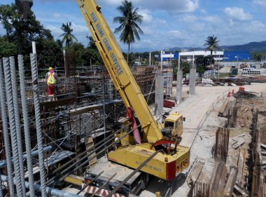 Kuala Lumpur, Malezya-11 Ekim 2016: Vinçler-Mobil vinç ağır malzeme inşaat alanındaki kaldırma için kullanılan ağır makine olduğunu. Malzeme güçlü ve ağır görev kablosu kullanarak asmak oldu.  