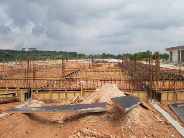 Kuala Lumpur, 17 Eylül 2015: Bina zemin ışın takviye çubuğu ve yerinde inşaat işçileri tarafından fabrikasyon kalıp. Beton mühendis tarafından memnun sonra içine dökülür. 