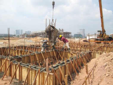 Kuala Lumpur, 17 Eylül 2015: Bina zemin ışın takviye çubuğu ve yerinde inşaat işçileri tarafından fabrikasyon kalıp. Beton mühendis tarafından memnun sonra içine dökülür. 