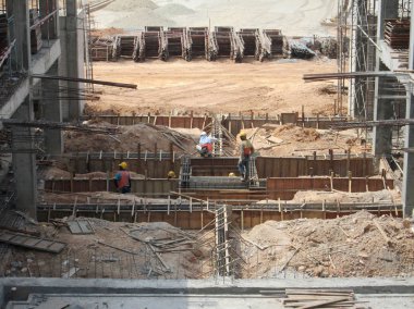 Kuala Lumpur, 17 Eylül 2015: Bina zemin ışın takviye çubuğu ve yerinde inşaat işçileri tarafından fabrikasyon kalıp. Beton mühendis tarafından memnun sonra içine dökülür. 