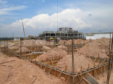 Kuala Lumpur, 17 Eylül 2015: Bina zemin ışın takviye çubuğu ve yerinde inşaat işçileri tarafından fabrikasyon kalıp. Beton mühendis tarafından memnun sonra içine dökülür. 