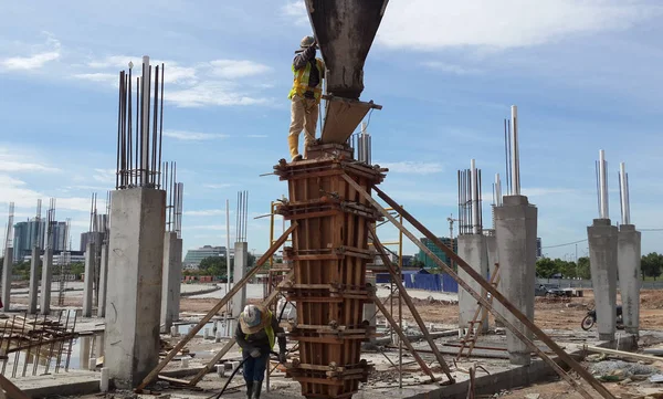 Kuala Lumpur Malaysia Septembro 2016 Grupo Trabalhadores Construção Civil Derramando — Fotografia de Stock