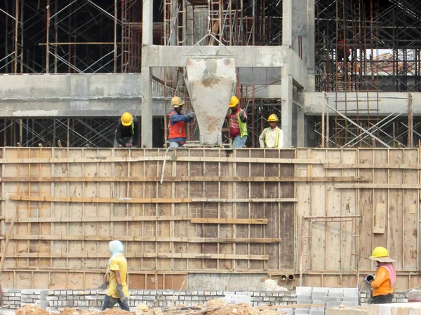 Kuala Lumpur Malasia Septiembre 2016 Grupo Trabajadores Construcción Que Vierten — Foto de Stock