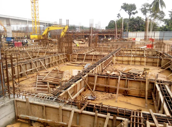 吉隆坡 2015年9月17日 建筑工人在工地建造地面梁钢筋和模板 工程师满意后将浇筑混凝土 — 图库照片