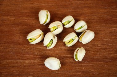 Ahşap doku arka plan üzerinde tuzlu fıstık fındık.   