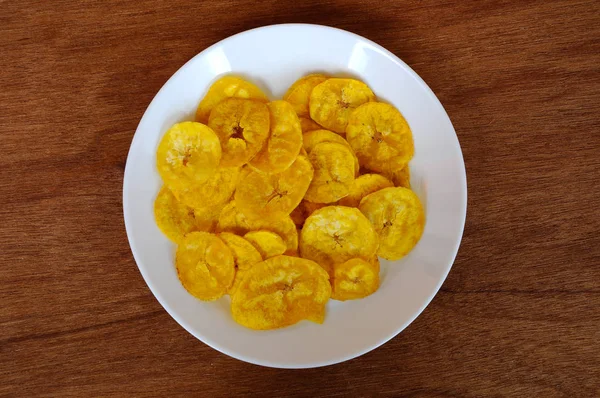 Las Rodajas Plátano Secas Fritas Colocan Una Placa Blanca Aislada —  Fotos de Stock