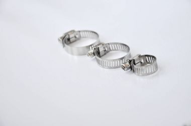 Beyaz arka plan üzerinde izole metal hortum kelepçesi. 