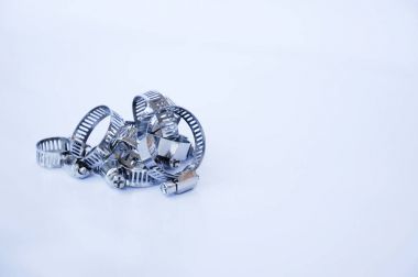 Beyaz arka plan üzerinde izole metal hortum kelepçesi. 
