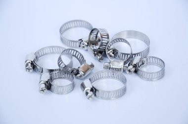 Beyaz arka plan üzerinde izole metal hortum kelepçesi. 