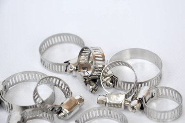 Beyaz arka plan üzerinde izole metal hortum kelepçesi. 