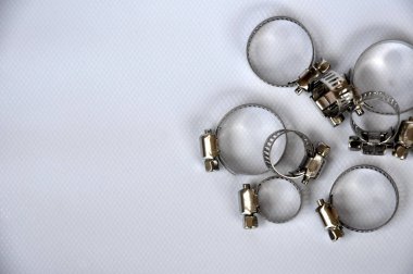 Beyaz arka plan üzerinde izole metal hortum kelepçesi. 