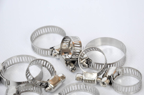 металлический шланг зажим изолирован на белом фоне
. 