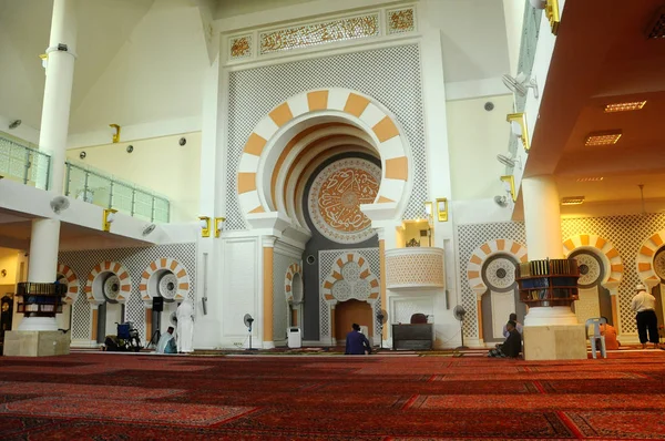 建筑细节和内部的清真寺佳苏丹阿卜杜勒阿齐兹在茨再也 马来西亚 现代清真寺与社区建筑 — 图库照片