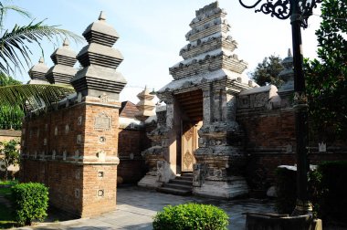 Giriş arch adlı eski Mescidi Besar Mataram Kotagede, Jogjakarta Endonezya. Kemer tuğla ve el yapımı taş oyma geleneksel Bali tarzında yapılmış yapıldı.