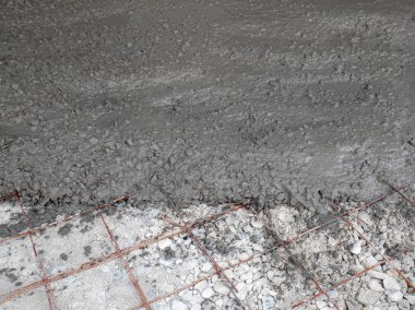 Putrajaya, Malezya-15 Şubat 2017: Islak Beton betonarme döşeme güçlendirmek denilen güçlü zemin plakaları oluşturmak için bir çelik takviye çubuğunda dökülür. 