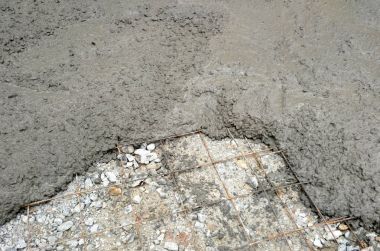 Putrajaya, Malezya-15 Şubat 2017: Islak Beton betonarme döşeme güçlendirmek denilen güçlü zemin plakaları oluşturmak için bir çelik takviye çubuğunda dökülür. 