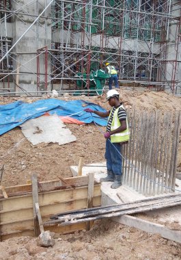 JOHOR, MALAYSIA - 29 Mart 2016: İnşaat işçileri termit karşıtı kimyasal tedaviyi inşaat alanındaki toprağa püskürtüyorlar. 